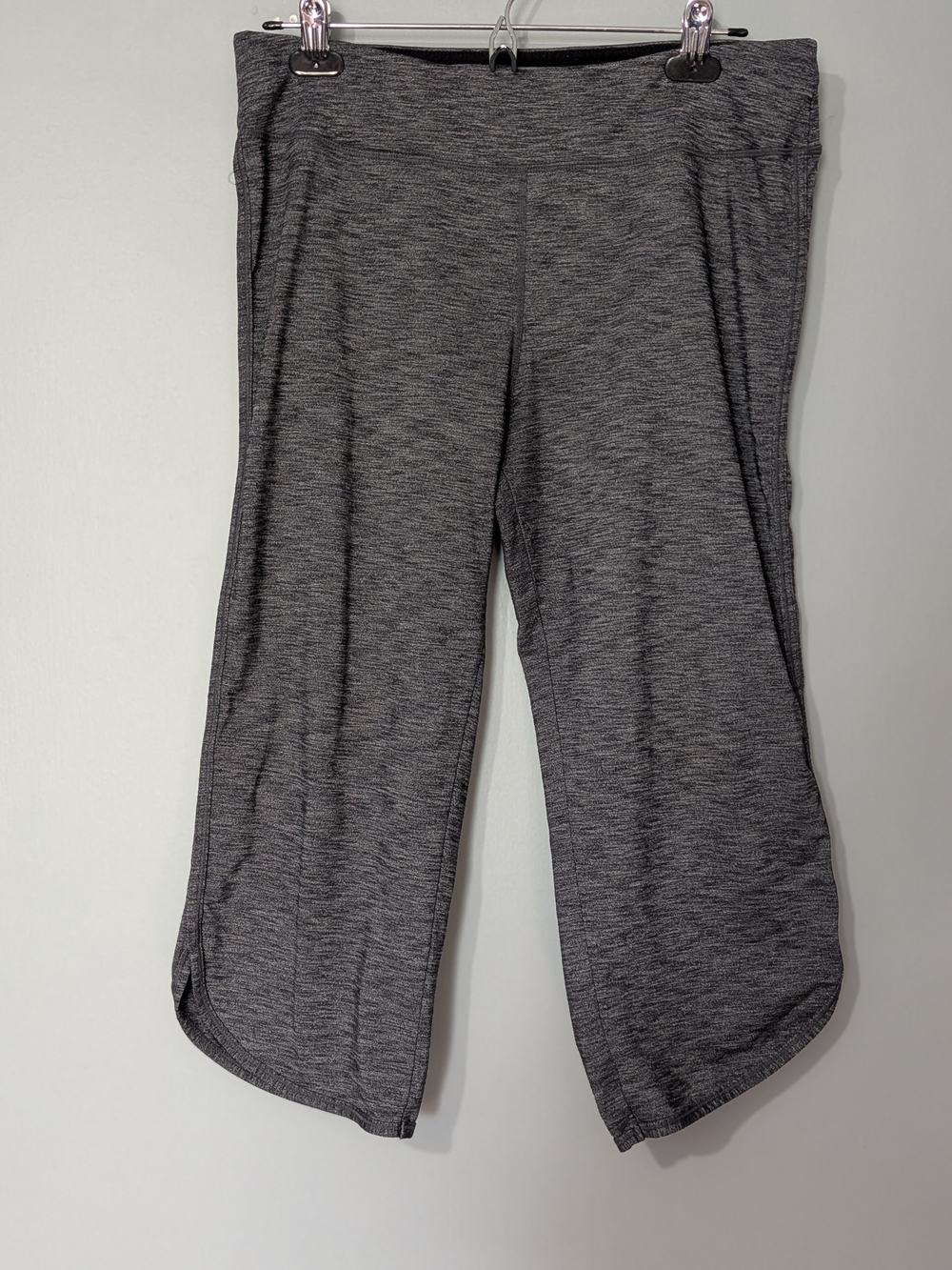 Tuff Athletics Women's Heathered Gray Active Cropped Capri Leggings